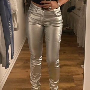 Silvriga byxor - Coola silverbyxor köpta secondhand, strl s