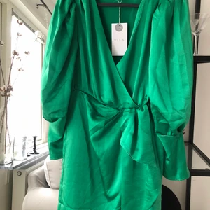 Miniklänning från VILA - Perfekt festklänning från VILA, aldrig använd. Nypris: 599. Petite i storleken.