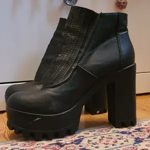Svarta högklackade skor i läder. Coola detaljer fram.