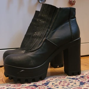 Coola högklackade skor - Svarta högklackade skor i läder. Coola detaljer fram.