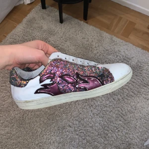 Sneakers - supercoola sneakers slant skosnörena på bilden dock