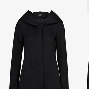 Kappa - Svart kappa med luva som slutar ungefär vid knäna från ONLY . Perfekt till hösten 💕storlek S och användt fåtal gånger 💕