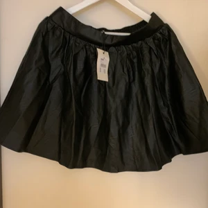 NY skinnkkol - Ny med lappen kvar storlek M. Från Bikbok. Finns INtE bild på! Frakten blir 48:-