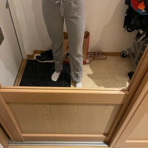 Gina Tricot mjukisbyxor  - Jätte fina trendiga mjukisbyxor från gina tricot. använda några få gånger så väldigt bra skick.💕