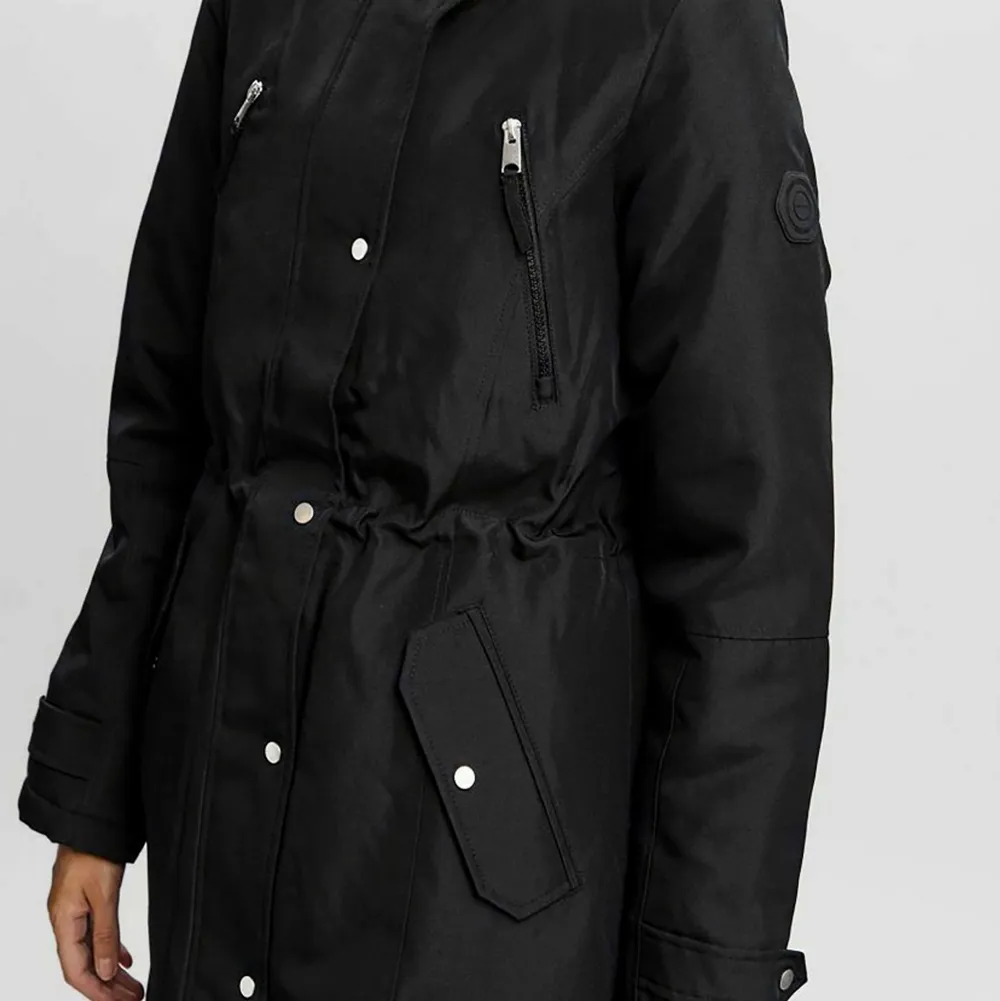 Fin vinterjacka från vero Moda, är i bra skick, har använt Max 3 gånger. Köpt för 500kr. Vill bli av med den.. Takit.
