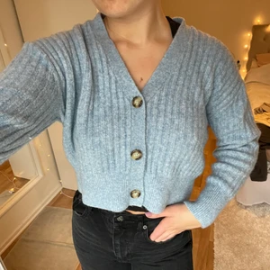 Stickad kofta - Säljer Denhär sköna blåa koftan från zara i storlek S❤️
