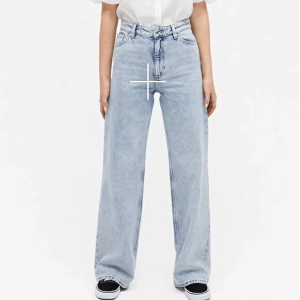 Jättefina vida jeans från monki i modellen ”Yoko” storlek 27❤️. Jeans & Byxor.