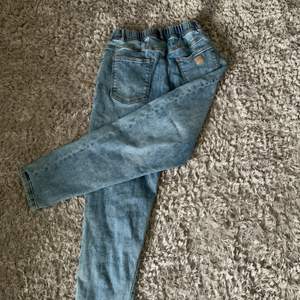 Snygga jeans i storlek 164/13-14 år skick 9/10 knappt använda betalning via Swish