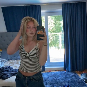 Randigt stickat linne från Zara🖤⚡️ - Ett snygg randigt stickat V-ringat linne från Zara⚡️🖤 Den är i strl S och är skit snygg, används bara ett fåtal gånger och säljer den pågrund av att jag kännee att den ej passar mig🖤⚡️ 