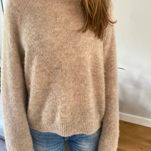 Cashmere tröja  - Super fin beige cashmere tröja från Samsoe samsoe. Bra skick och använd fåtal gånger. Köpt för 1500💕
