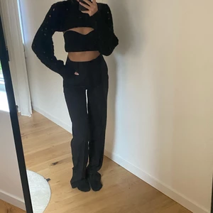 Kostymbyxor - De perfekta högmidjade kostymbyxorna! Tycker dessa är sjukt snygga men säljer då jag föredrar lågmidjade byxor på mig. De är därför nästan helt oanvända och det finns inga tecken på användning. ☺️ De sitter tajt runt midja och rumpa samt lite lösare i benen.