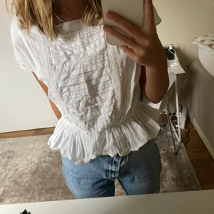 Blus - En ursnygg blus från American Outfitters i storlek 16 år. Denna är lite för stor för mig men tycker så mkt om den, köptes för 399kr och är ca 1 år gammal men oanvänd ❤️