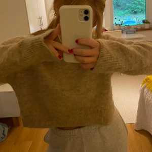 Stickad från & other stories - Supergosig stickad tröja från &otherstories. Endast använd 1 gång! 💕