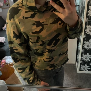 Hoodie från Lager 157 Storlek M/L  - Två styck Hoodies från Lager 157 i storlek M/L, i stort sätt oanvända. Köpta för 150kr st, jag säljer för 70kr st (100 för båda) + frakt 