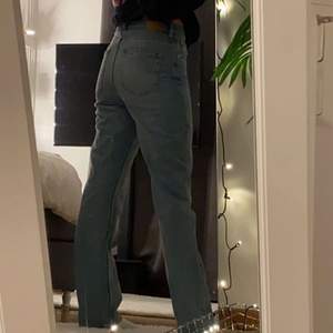 Ett par skit snygga blåa jeans från weekday, helt oanvända pga av att jag har liknande jeans. Strl 28 med längd 32, jag är själv 172 lång❤️ ordinarie pris 500:)