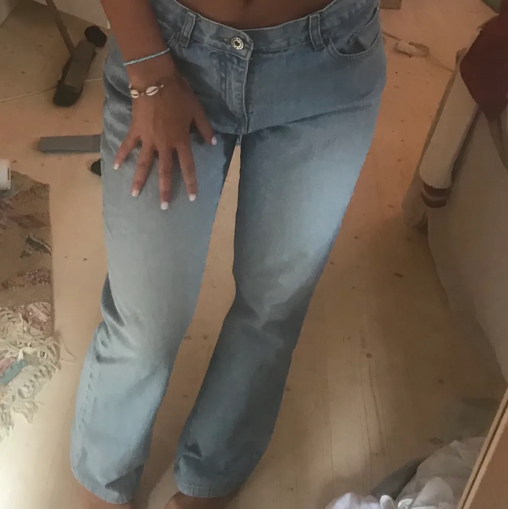 Vintage jeans! Lågmidjade, jätte snygga❣️ har dock för många jeans. Som nya, köpa för 450 på plick. Jeans & Byxor.