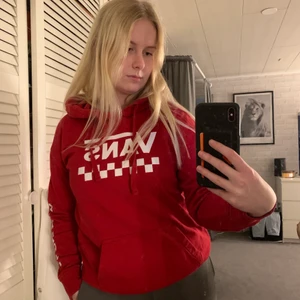 Vans hoodie - Helt ny hoodie från Vans som är använd max 2 ggr, därav nyskick❤️ Superfin men säljer då den aldrig använts. XS men passar S mer skulle jag säga✌🏼 600kr nypris.   ❗️Frakt ingår ej❗️