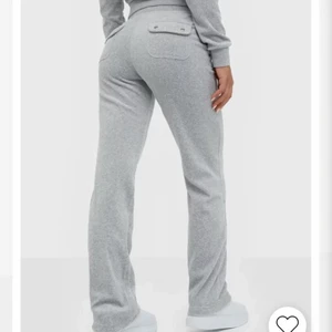 Byxor - Säljer mina splitternya juicy couture byxor, använt dom en gång då jag testat. Nypris är 999kr och jag säljer för 600kr❤️skriv för fler bilder!