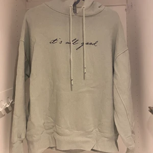 Hoodie - Denna är köpt från New Yorker och är i en mintgrön färg. Det syns inte så bra på bilden så det är bara att komma privat om du skulle vilja se färgen lite tydligare🥰 Den är dessutom inte använd alls många gånger. Färgen har lossnat lite från metallen på snörenas ändar (kolla på andra bilden) annars är den i jättebra skick. 59 + frakt 💕