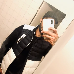 Hugo Boss Väst - Jag säljer nu min Hugo Boss väst som endast har används ett fåtal gånger, den är i nyskick och inköpt på Johnells för 2700kr för några månader sedan. Kan även byta mot en canada goose väst i medium eller ett par Dsquared jeans i storlek 32/32