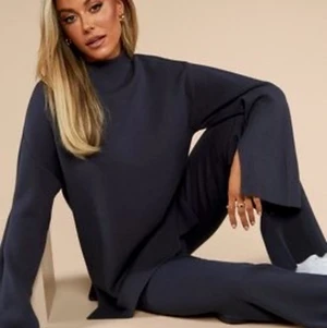 Bianca x Nelly mjukissett - Säljer detta grå blåa mjukissett från Bianca x Nelly. Köpt för 499 kr per del så det är de som gäller eller högsta bud! Storlek XS i båda delarna✨💞🥰 aldrig använt, prislappar kvar!