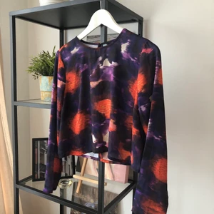 Mönstrad tröja - Köpte tröjan här på Plick men den har inte kommit till användning. Lite tunnare material!🌼 från monki, storlek 38 men lite liten i storleken, så jag skulle säga 36