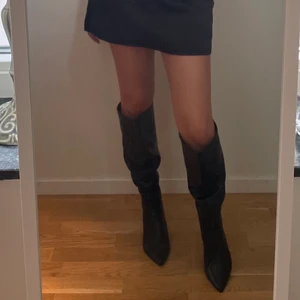 Klackar - Jag säljer ett par svarta klackar från Public Desire i storlek 37, aldrig använda 