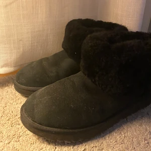 Svarta uggs - Jättefina uggs med fluff högst upp. Nästan aldrig använda, därav inga defekter! Priset kan diskuteras. Nypris va 2000kr
