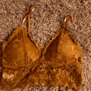 Spets topp/bh - Jätte fin spets topp/bh. Mycket finare färg i verkligheten. Går att ta ut padsen. Justerbara band. Storlek s. Aldrig använd 