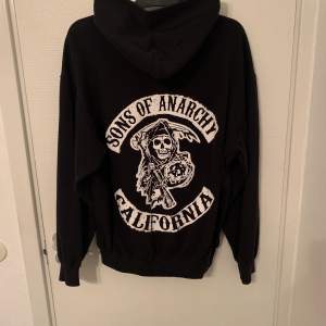 Svart Hoodie i st: XL.   knappt använd 