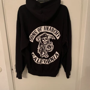 Hoodie  - Svart Hoodie i st: XL.   knappt använd 