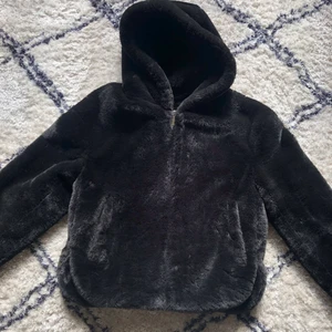 Höst-/vinterjacka från Zara - Jacka från Zara i strl.XS och är normal i storlek. Är använd 2 gånger och är i fint skick. Säljer pga att jag tyvärr inte använder den så mycket som jag trodde att jag skulle göra✨ 