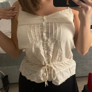 Sjukt fint linne ifrån - Hejsan! Säljer denna fina tröja då jag aldrig använder den! Superskön och älskar att man kan dra åt i midjan om man skulle vilja det. ❤️ nypris: 700kr