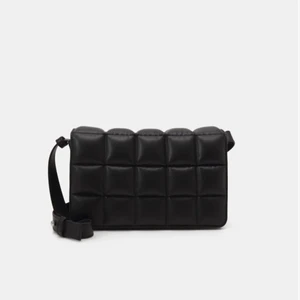 Söker denna väska från monki - Jag söker denna väska från monki, den är tyvärr slutsåld och går inte att få tag i. Jag vill gärna köpa den om du som har en skulle kunna tänka dig att sälja din😃