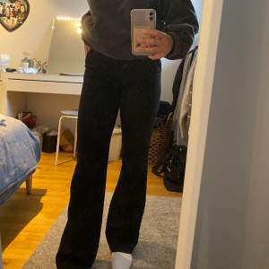 Svarta kostymbyxor från Lindex, storlek 34, passar mig som är 165 perfekt