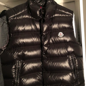 Moncler väst storlek 3-4 - Super snygg moncler väst som säljs på grund av lite för stor för mig tyvärr. Helt ny endast testad. Pris kan diskuteras! Tar åven emot byten