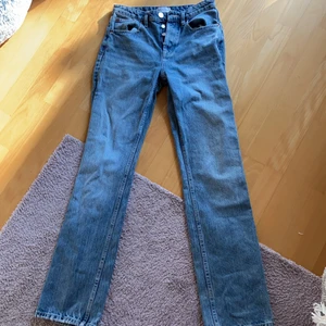 Lågmidjade jeans 🧑🏻‍🎤 - Ett par lågmidjade jeans i stl 34-36 från zara helt slutsålda och väldigt bra skick! Om det är många som är intresserad så startar jag en budgivning!👩🏻‍🎤💕🤩