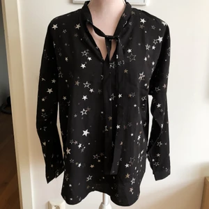 Blus strl: S/M - Fin blus i fint skick! Passar en small för att få den lite oversized.