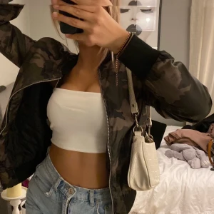 Atmosphere jacka - En väldigt snygg grön militär jacka med silvriga detaljer. Väldigt skön och sitter snyggt. Billigare vid snabb affär.