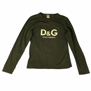 Äkta Dolce and Gabbana  - Suuuperfin! Lite insydd på mitten, skönt kvalitet. Inga defekter! Förutom att texten krackelerat liite, men det får man räkna med. Märkt som STRL L men passar typ S/M. Tveka inte på att ställa frågor💝💝