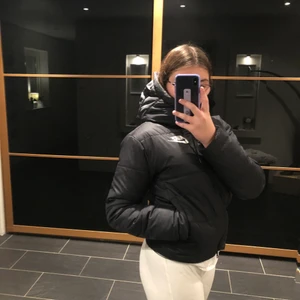Nike vinterjacka! - Nyskick! Endast använd en säsong! Inga skador eller märken. Varm o fin jacka😊 Säljer pga att jag har växt ur den🥰 Nypris 1100kr
