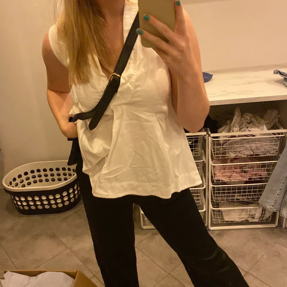 Linne i lite mer jeansmaterial, aldrig använt🥰 Det är ganska långt på mig som är 174 och inte struket på bilderna men kan såklart fixas innan det skickas, bud ifall det är många intresserade. Yläosat.