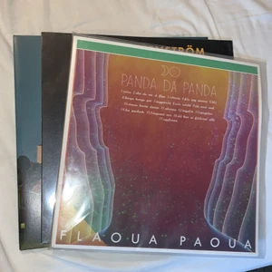 Vinylskivor  - Säljer 3st vinylskivor 100kr st! Första är Panda da pandas album Flaoua Paoua | Andra är Svenska björnstammens album I förhållande till | Tredje är Thomas Stenströms album Fulkultur (oöppnad)