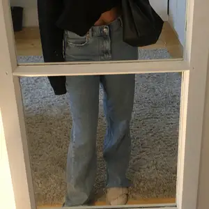 Snygga jeans från Zara i en lång modell i storlek 38🤩 sitter lite oversized på mig som är en 36a och 173 cm lång💕⚡️ kontakta om du vill ha fler bilder eller har frågor🥰