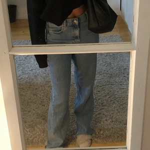jeans zw premium 90s full length zara  - Snygga jeans från Zara i en lång modell i storlek 38🤩 sitter lite oversized på mig som är en 36a och 173 cm lång💕⚡️ kontakta om du vill ha fler bilder eller har frågor🥰