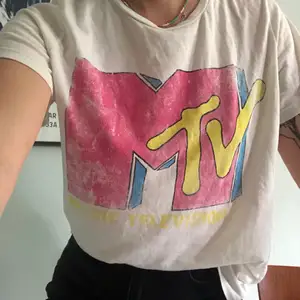 T-shirt med MTV tryck! Trycker är något bortskavt men fortfarande tydligt! Ganska loosefit på mig som vanligtvis har S 