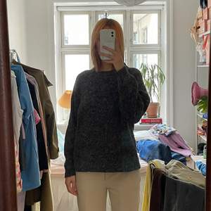 Vintage knit in Brown / Grey. Fits a 36. Wool blend🤍
