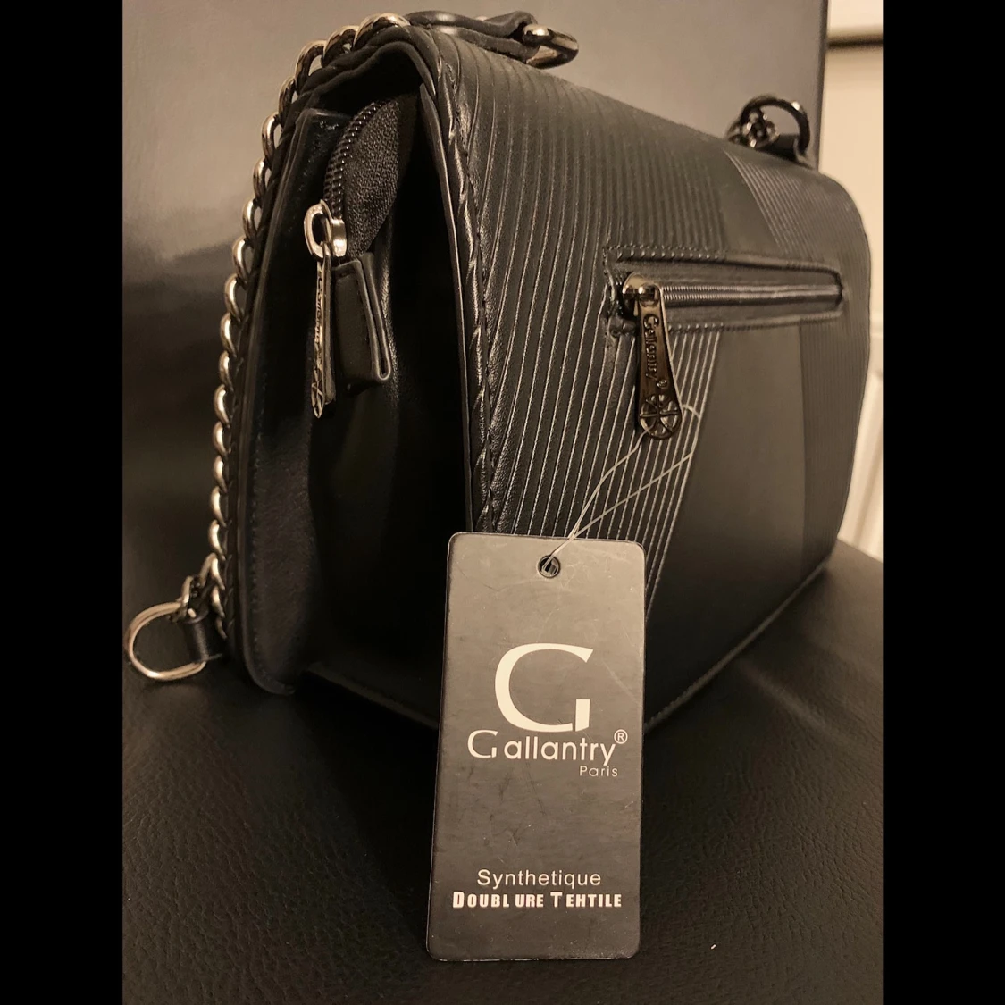 Svart skinnväska med kedja - 90