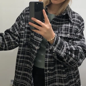 Rutig jacka  - Varm och rutig jacka från H&M, storlek M och i bra kvalitet och skick💕 stora fickor i sidan och uppe fram. Kontakta om du vill ha fler bilder🥰 