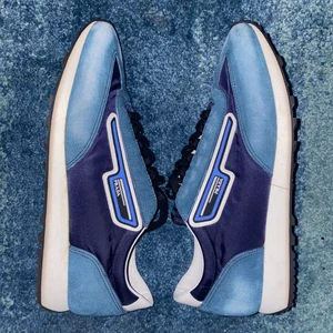 Prada skor - Säljer nu mina Prada skor då jag ej använder dem pga fel storlek. HELT NYA. Nypris 5000 SEK